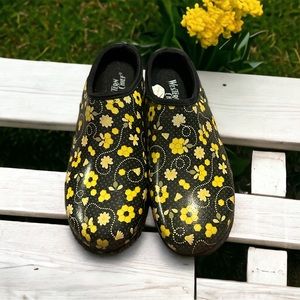 Western Chief Womens Garden Clog Bumble Bee Gorgeous Garden Floral